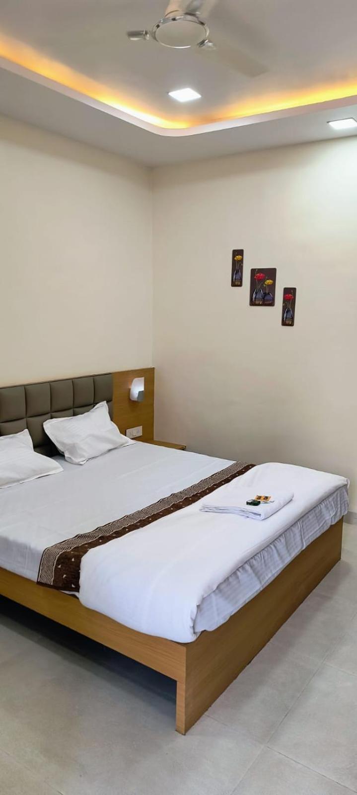Hotel Satyam Shajapur ภายนอก รูปภาพ