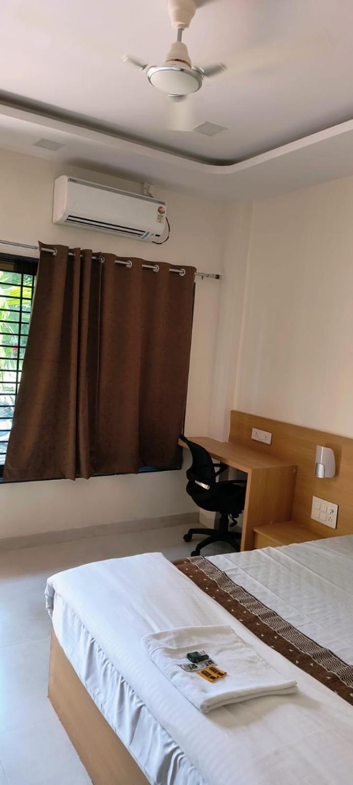 Hotel Satyam Shajapur ภายนอก รูปภาพ
